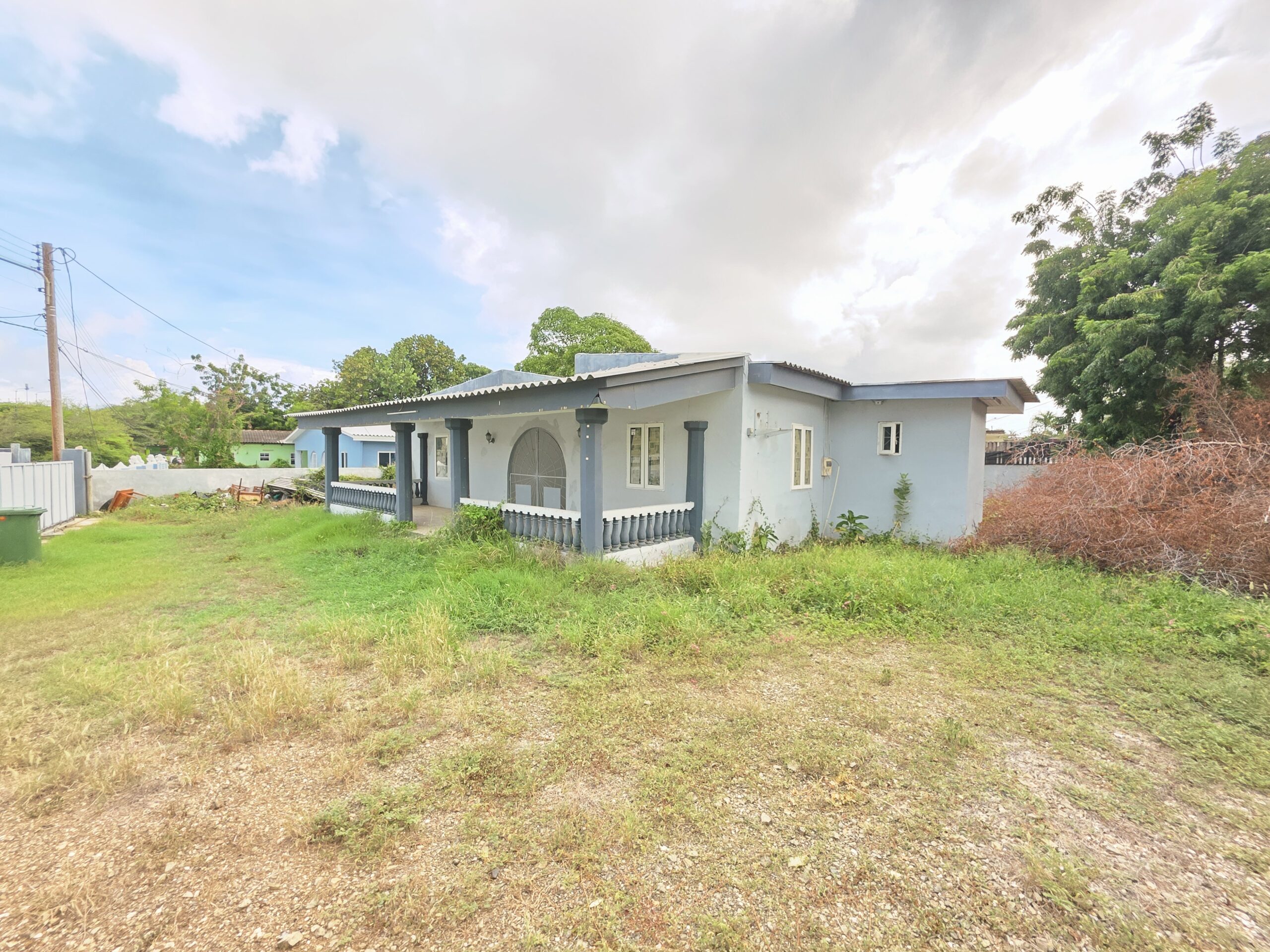 ๐๐ผ๐ฟ ๐ฆ๐ฎ๐น๐ฒ ๐๐ผ๐๐๐ฒ at Souax alongside the Main Road