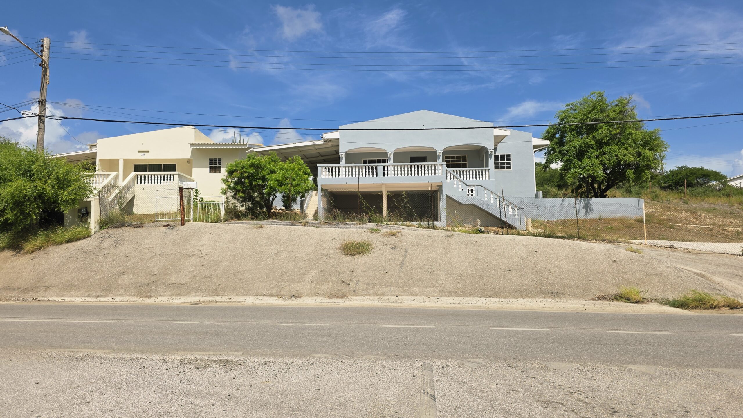 𝗙𝗢𝗥 𝗦𝗔𝗟𝗘: 𝟮 𝗛𝗢𝗨𝗦𝗘𝗦 𝐚𝐭 Rio Magdalena, near Soto – Banda Bou